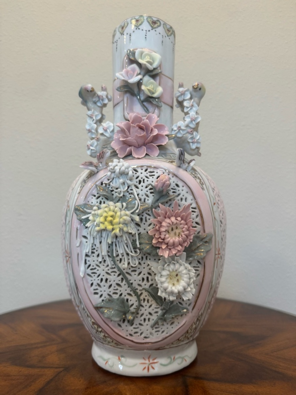 Beautiful vintage Chinese reticulated vase with birds, butterflies and flowers - Picture 3 of 16